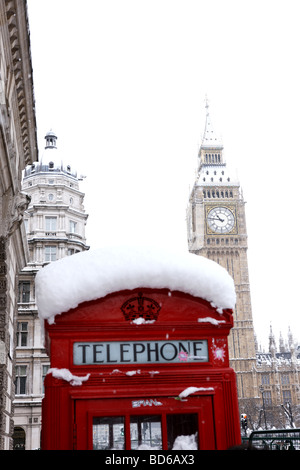 Big Ben und Telefonzelle im Schnee Stockfoto