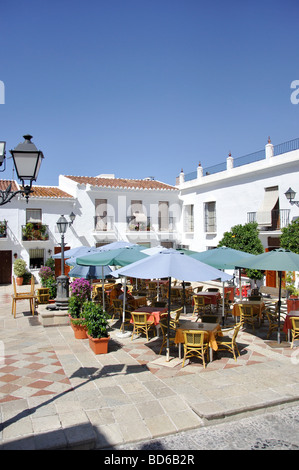 Plaza De La Iglesia, Frigiliana, Costa del Sol, Provinz Malaga, Andalusien, Spanien Stockfoto