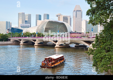 Hohe Wolkenkratzer und die Esplanade in der Innenstadt von Singapur Stockfoto