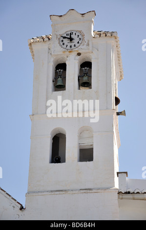 Glockenturm, der Iglesia de San Antonio, Frigiliana, Costa Del Sol, Provinz Malaga, Andalusien, Spanien Stockfoto