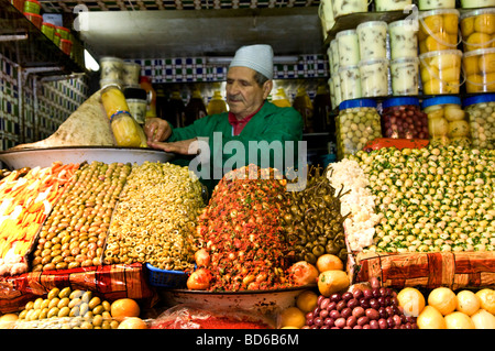 Leckere marokkanische Oliven in jedem Markt-Basar in Marokko verkauft. Stockfoto