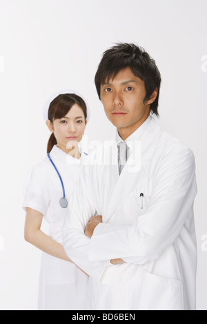 Krankenschwester mit männlichen Arzt stehend Stockfoto