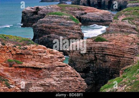 Spanien, Galicien: Blick auf den riesigen Felsen an der Küste rund um Strand "Praia als Catedrais aufsuchen" Stockfoto