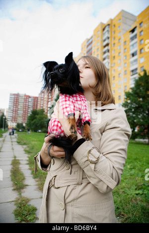 Ein Mädchen mit ihrem Hund (russischer Toy Terrier) in St. Petersburg, Russland. Stockfoto