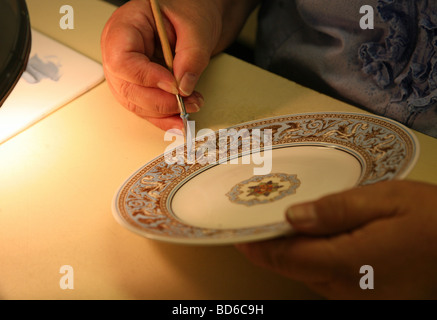 Eine Demonstration von Hand malen eine Porzellanplatte Wedgwood Besucher Zentrum Barlaston Stoke-on-Trent Stockfoto