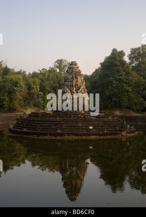 Neak Pean, Angkor. Haupt-Pool hat einen Turm wiederum sitzt am Zentrum. Während der Regenzeit mit Wasser gefüllt Stockfoto