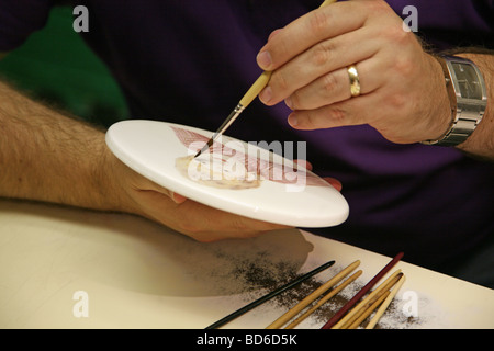 Eine Demonstration von Hand malen eine Porzellanplatte Wedgwood Besucher Zentrum Barlaston Stoke-on-Trent Stockfoto