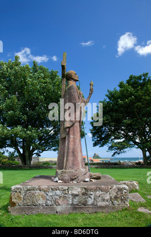 St. Aidan Statue auf dem Gelände des St. Marys Kirche, Lindisfarne, Holy Island, Northumberland. GROßBRITANNIEN, EUROPA Stockfoto