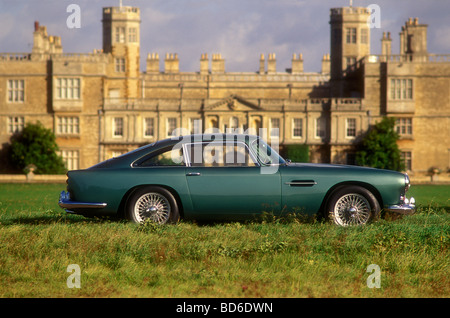 Aston Martin DB4 parkte vor einem englischen Landhaus Castle Ashby in Northamptonshire UK Stockfoto