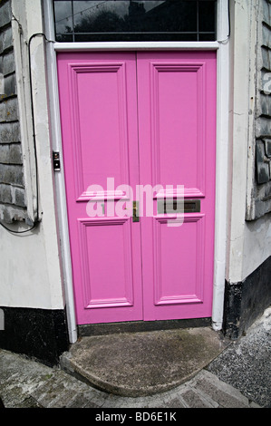 eine rosa vorne Doppeltür in St. Ives, Cornwall Stockfoto