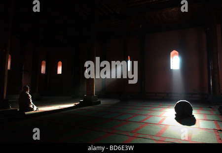 Kashmiri Männer beten in der Jama Masjid Moschee während des Ramadan in Srinagar die Sommer-Hauptstadt des Bundesstaat Kashmir in Indien Stockfoto