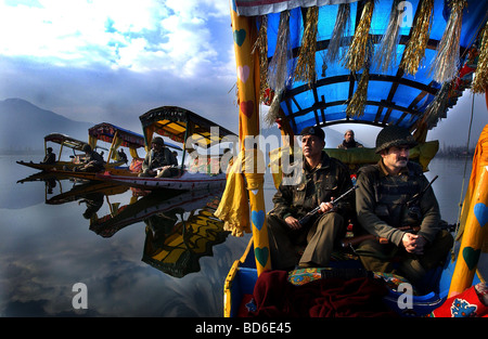 Indischen Border Security Force Soldaten patrouillieren die malerische Dal-See in Srinagar die Sommer-Hauptstadt des indischen Bundesstaates gehalten Stockfoto