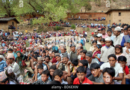 RUKUM Bezirk NEPAL 22. April 2004 Dorfbewohner beobachten, wie maoistischen Aufständischen im Distrikt Rukum 22. April 2004 Wochen nach feiern Stockfoto