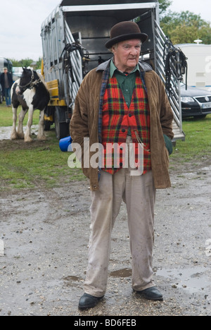 Brigg Horse Fair, Gypsy Horse Dealer mit braunem Derby Bowler Hut und Schottenweste 2009, 2000er Brigg Lincolnshire England. UK HOMER SYKES Stockfoto