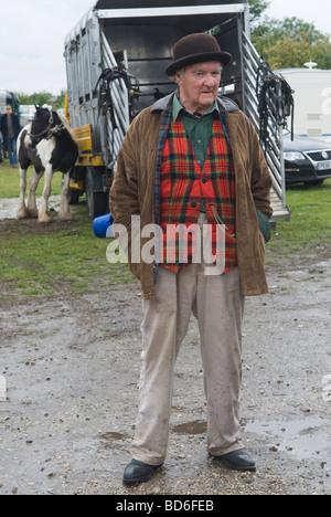 Gypsy Horse Dealer mit braunem Derby Bowler Hut und Schottenweste 2009, 2000er Brigg Horse Fair, Brigg Lincolnshire England. UK HOMER SYKES Stockfoto