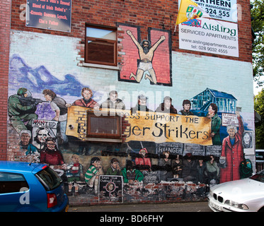 Wandbild mit dem Slogan "St James's unterstützen Hungerstreikenden" im republikanischen/nationalistischen Bereich der Falls Road, West Belfast Stockfoto