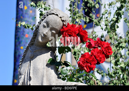 Statue außerhalb St. Barbara Kirche Kirche der Heiligen Barbara von Friedensreich Hundertwasser in Köflach-Steiermark Österreich Stockfoto