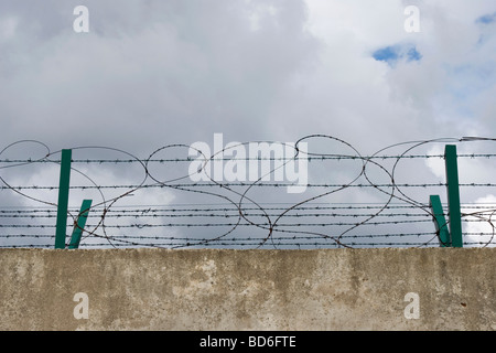 net Stacheldrahtzaun auf Berliner Mauer Stockfoto