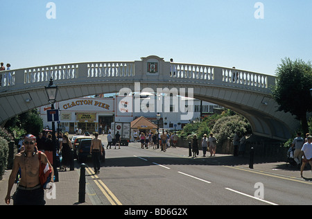 Clacton auf Meer Essex, Fußgängerbrücke und Pier Ansatz. Stockfoto