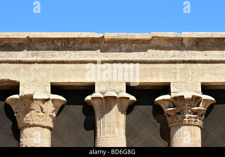 Detail der Spalte Hauptstädte der Fassade der Säulenhalle vom Gericht der Angebote im Tempel des Horus in Edfu, Ägypten Stockfoto