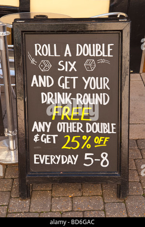 Ein Zeichen einer britischen Pub Aussenwerbung Getränke Aktionen und bietet Stockfoto