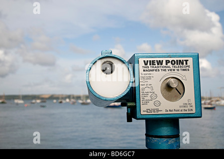 ein Teleskop-Viewer über Falmouth harbour cornwall Stockfoto