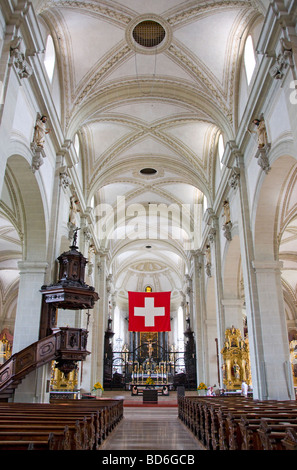 Luzern / Luzern, Schweiz. Pfarrei Kirche St. Leodegar Im Hof - Interieur Stockfoto