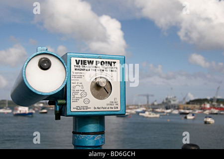 ein Teleskop-Viewer über Falmouth harbour cornwall Stockfoto