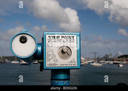 ein Teleskop-Viewer über Falmouth harbour cornwall Stockfoto