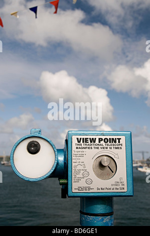 ein Teleskop-Viewer über Falmouth harbour cornwall Stockfoto