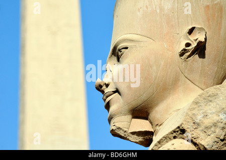 Detail der Statue des Gottes Amun Re mit Obelisk im Karnak Temple Complex in der Nähe von Luxor Ägypten Stockfoto