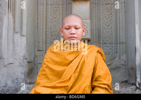 Young-buddhistischer Mönch sitzt in einem Hauseingang in East Mebon, einer der die Tempel von Angkor in Kambodscha Siem Riep Provinz Ronrom. Stockfoto