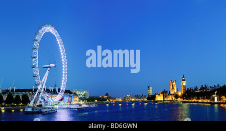 Blick auf die Themse Skyline bei Nacht, mit dem London Eye auf der linken Seite und Westminster, darunter Big Ben auf der rechten Seite. Stockfoto