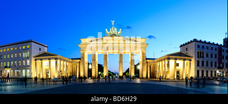 Breite Panorama-Aufnahme am Brandenburger Tor (Brandenburger Tor) in Berlin, Deutschland, am Abend mit leuchtenden blauen Himmel in der Abenddämmerung. Stockfoto