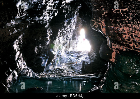 Spanien, Galicien: Innen nach außen Ansicht aus einer Höhle am Strand "Praia als Catedrais aufsuchen" bei Ebbe Stockfoto