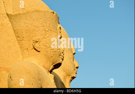 Kolossale Statuen am Hof der Cachette von Bezirk von Amun Re Karnak Temple Complex in der Nähe von Luxor Ägypten Stockfoto