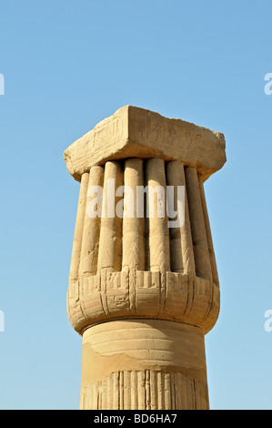 Detail der geschlossen Papyriform Papyrus Spalte Kapital und Abacus im Bezirk des Amun Re Karnak Temple Complex in der Nähe von Luxor Ägypten Stockfoto