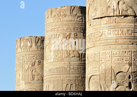 Säulen der zerstörten römischen Vorhof des Tempels von Haroeris und Sobek in Kom Ombo Ägypten Stockfoto