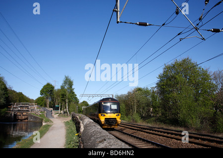 Der Canal and Railway Linie Kirkstall Leeds West Yorkshire 2009 Stockfoto