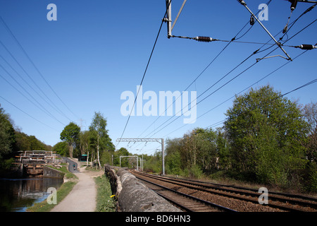 Der Canal and Railway Linie Kirkstall Leeds West Yorkshire 2009 Stockfoto