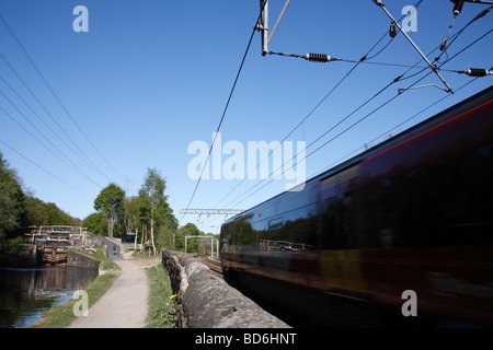 Der Canal and Railway Linie Kirkstall Leeds West Yorkshire 2009 Stockfoto