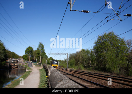 Der Canal and Railway Linie Kirkstall Leeds West Yorkshire 2009 Stockfoto