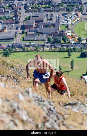 Wettbewerber in den berühmten Alva spielen Hill Race, Alva, Clackmannanshire, Schottland, Großbritannien. Blick hinunter auf Alva. Stockfoto