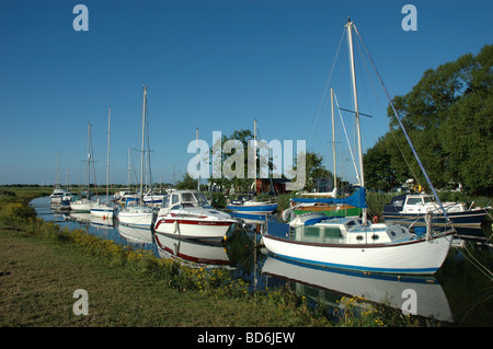 Yachten vor Anker am Fluss Avon, Christchurch, Dorset, England, UK Stockfoto