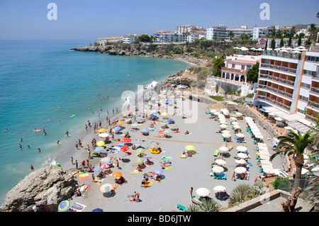 Playa La Caletilla vom Balcon de Europa, Nerja, Costa Del Sol, Provinz Malaga, Andalusien, Spanien Stockfoto