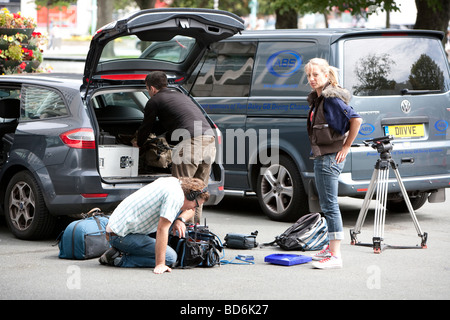 BBC Blue Peter TV Crew entladen Dreharbeiten Kit zum Film Tom Daley im Civic Centre in Plymouth, Devon, England, UK Stockfoto