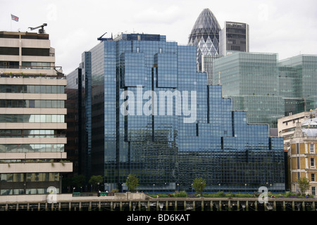 Nordufer der Themse aus der Southbank, London, UK. Nördlichen und Shell Building, Old Billingsgate Fischmarkt Stockfoto