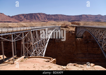 Die beiden Brücken über den Colorado River bei Lees überqueren, in der Nähe von Page, Arizona. Stockfoto