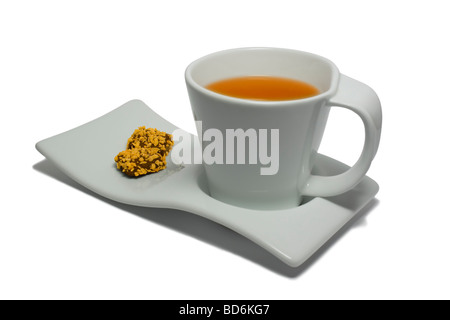 Tee Tasse Teller und Pralinen isoliert auf weißem Hintergrund Stockfoto