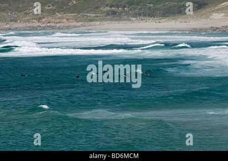 Surfer am Sennen Cove Cornwall im Wasser eine gute Welle warten sitzen Stockfoto